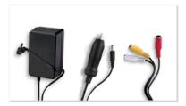 Netzteil, Autoadapter und AV-Kabel im Lieferumfang