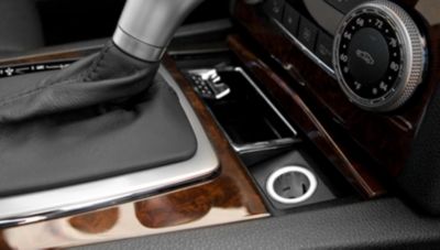 Laden über die 12-V-Buchse im Auto