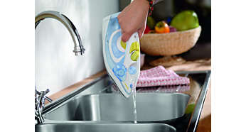 Trút sạch nước ra khỏi ngăn chứa nước dễ dàng và rất nhanh