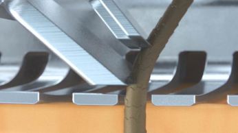Lifts hairs to cut comfortably close