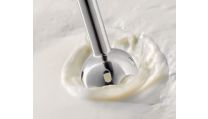 Особая форма насадки блендера предотвращает разбрызгивание
