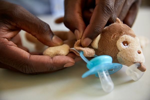 Instructions pour fixer une sucette Philips Avent à la peluche