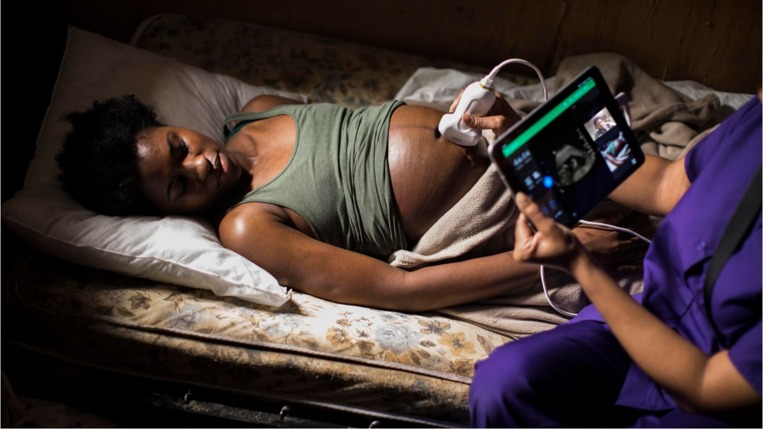 A midwife uses Lumify