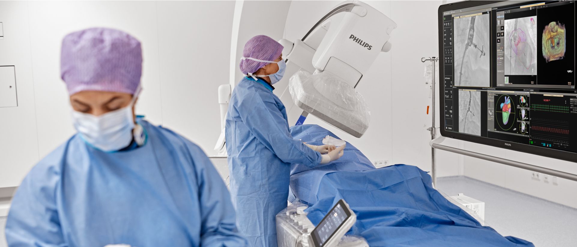 Clinicians performing a SHD Mitraclip procedure using Azurion 7 FlexArm with EchoNavigator