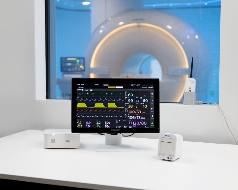 Portal 5000 in MR suite with MR400 and MRI machine in the background 