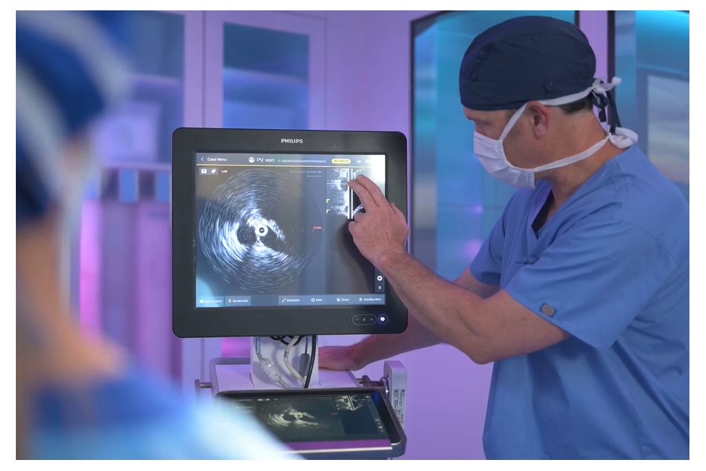 Physician using Philips IVUS