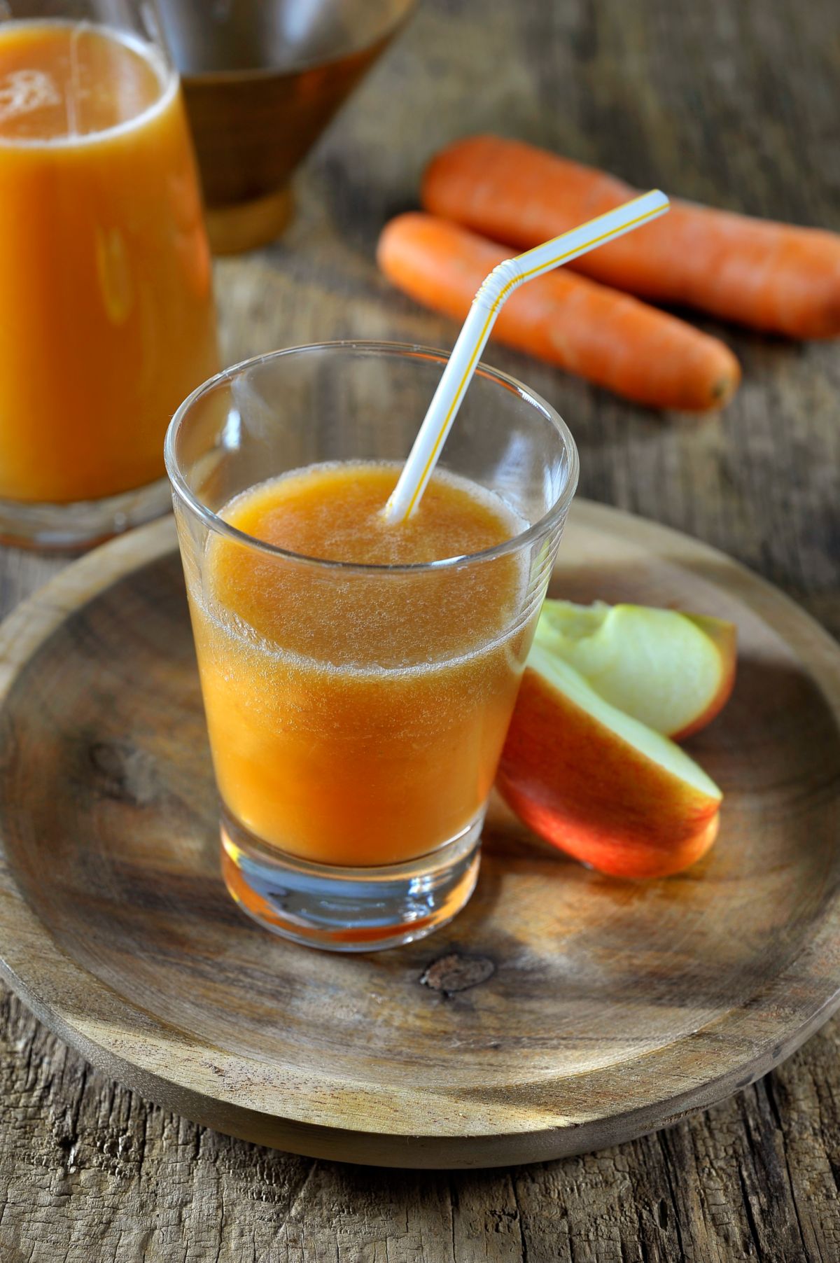 Смузи из моркови и яблок. Свежевыжатый сок апельсиновый морковный. Морковно яблочный смузи. Яблочно морковный Фреш. Яблочно апельсиновый Фреш.
