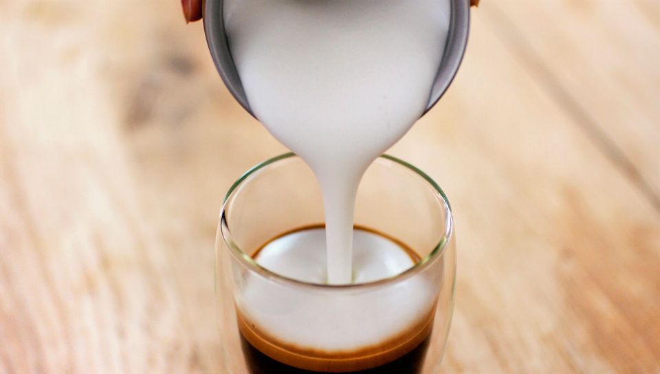 Delonghi Distinta и Philips Milk Twister - какой вспениватель молока выбрать?