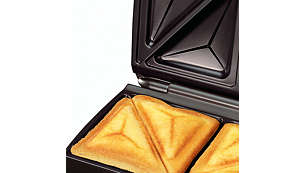 Пластины разрезают хлеб по диагонали и запечатывают края, удерживая сыр и другие ингредиенты внутри сэндвичей