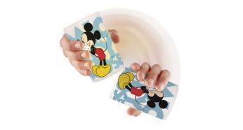 Wystarczy przychylić lampkę, aby włączyć znajdującą się w środku diodę LED