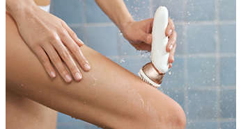 Escova de exfoliação corporal remove as células mortas da pele
