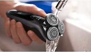 Le rasoir peut être rincé sous l'eau du robinet