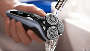 Le rasoir peut être nettoyé sous le robinet.