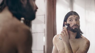 Высокоточная бритва создает идеальный контур на щеках, подбородке и шее