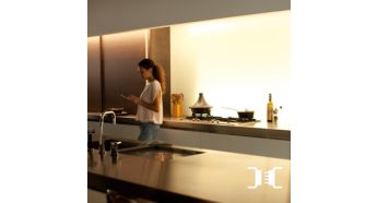 使用 1 米長延長燈條，延伸 Lightstrip Plus