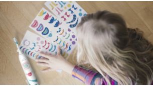 Os autocolantes divertidos ajudam as crian&ccedil;as a transformar a escova de dentes num monstro simp&aacute;tico