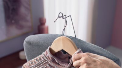 Складной крючок позволяет удобно вешать одежду