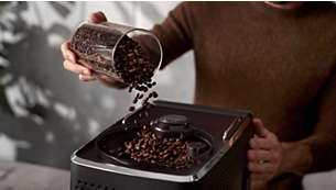 Duży szczelny pojemnik na ziarna kawy zapewnia ich świeżość