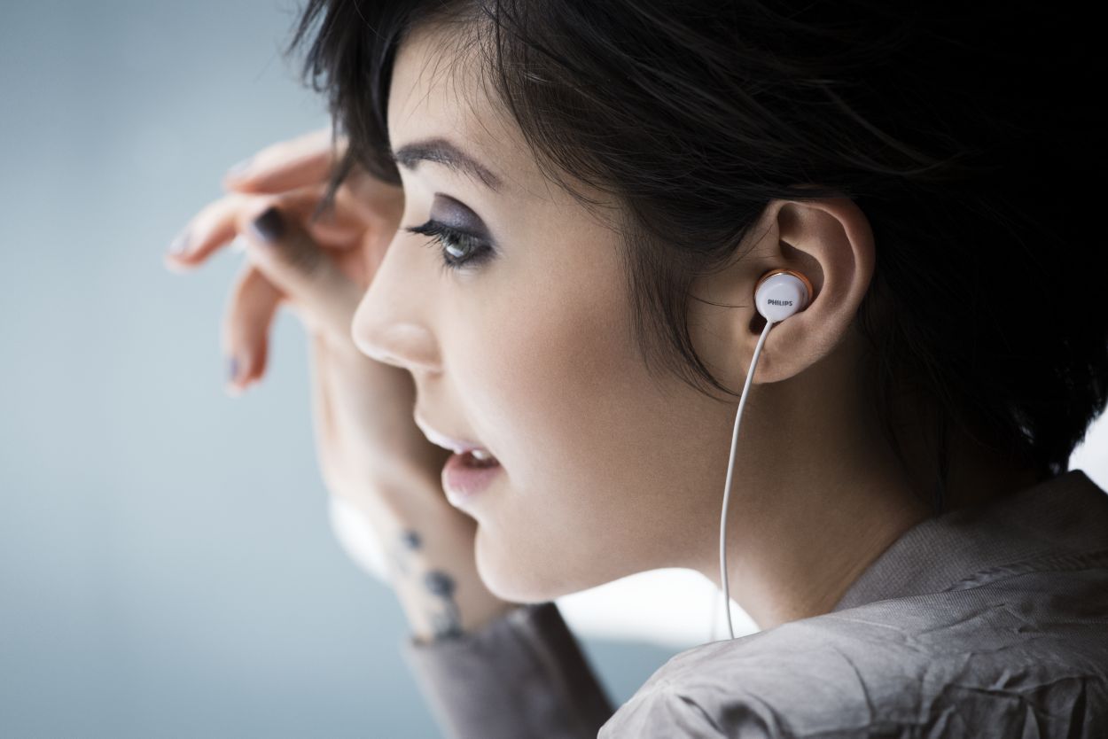 как носить наушники вкладыши. амбушюры apple earpods. наушники baseus encok true w2. беспроводные наушники в ухе. наушники jbl беспроводные 205bt.