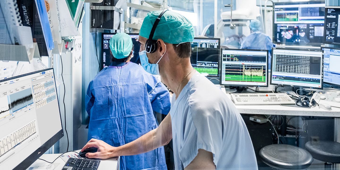 A clinician reviews Cardiologs Holter data in between surgeries