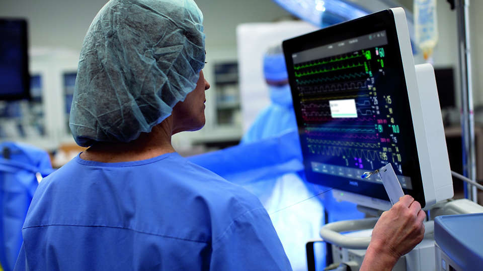 Philips patient monitors MX750 and MX850 in an operating room