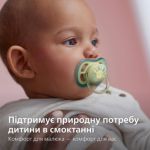 Підтримує індивідуальний ритм харчування дитини