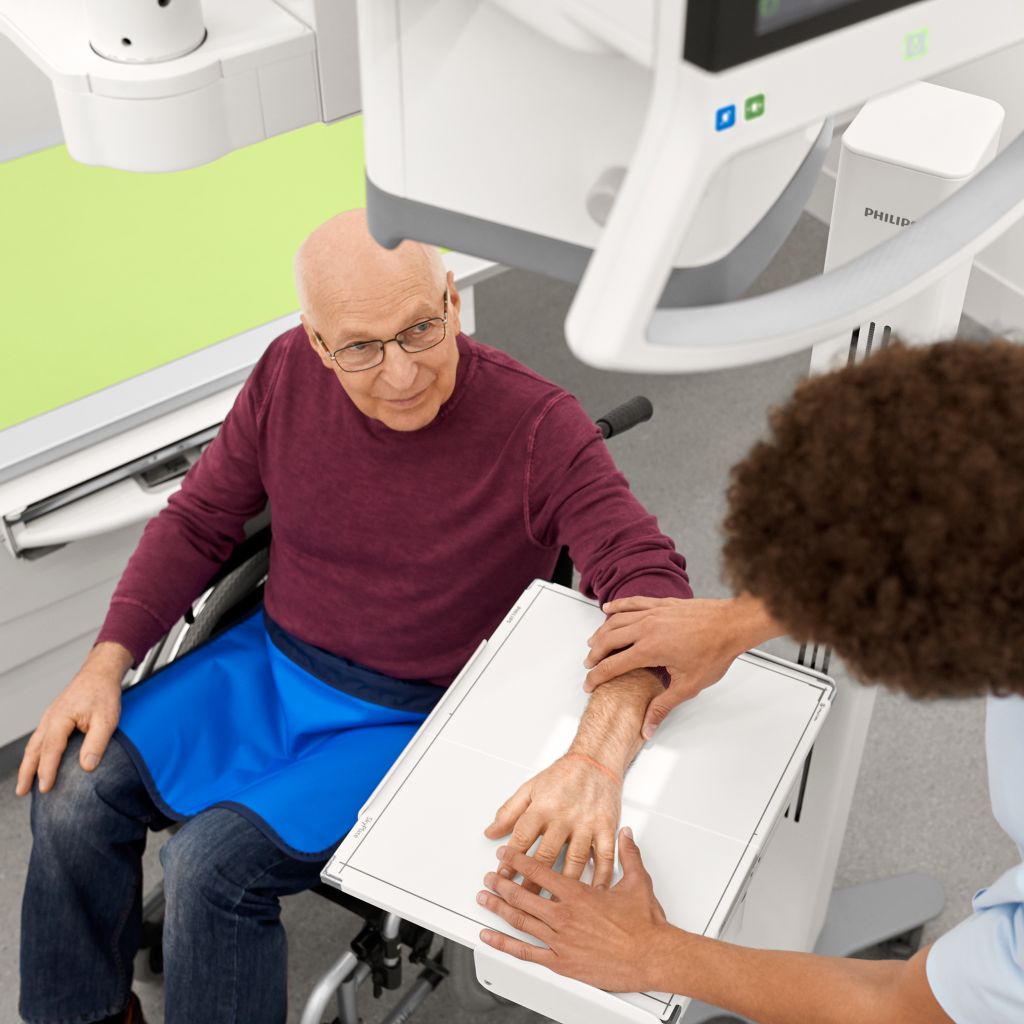Application tech, old male patient, wrist exam, SkyPlate