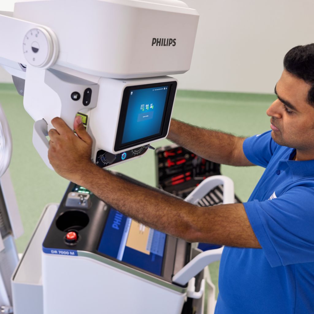 Service engineer with an X-ray machine