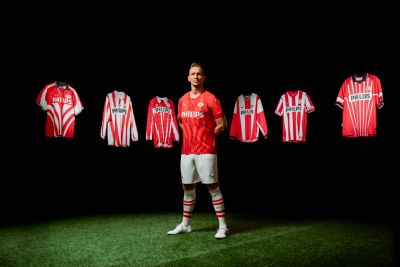 Luuk de Jong in PSV-shirt met Philips-logo