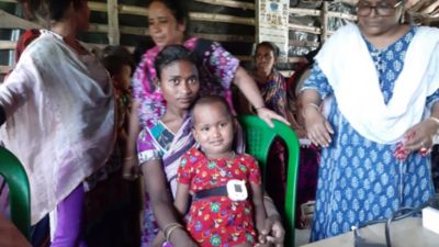 Madre e hijo participando en un control de salud comunitario en una clínica rural