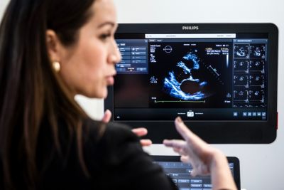 Arts die echografiebeeld verklaart
