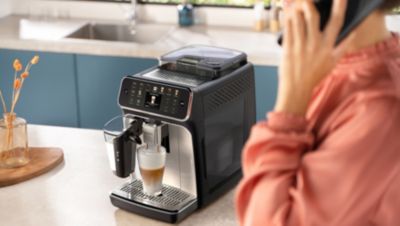 Philips Espressomaschine bereitet Milchkaffeegetränk zu