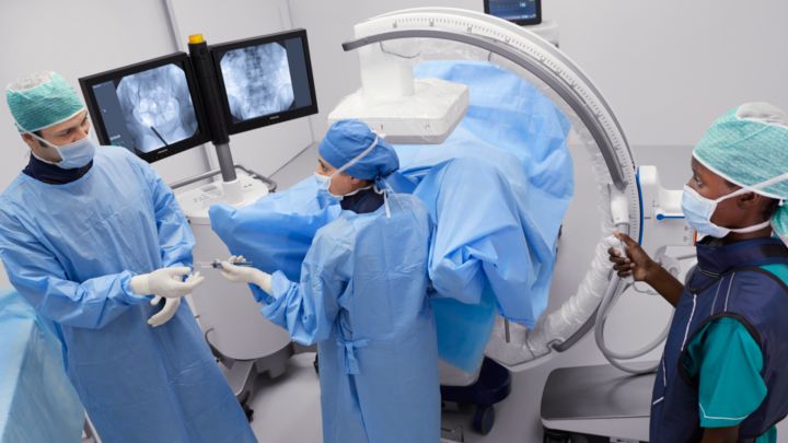 Radi&oacute;logo revisando la imagen de un examen de rodilla en MR Console Plus