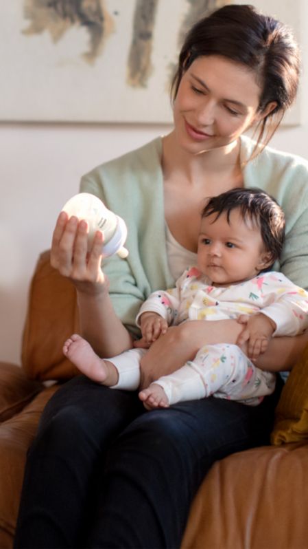 Biberón con tecnología adaptable Natural Response de Philips Avent