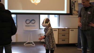 Kinderen en gezinnen ontdekken interactieve activiteiten in het Health Lab tijdens het evenement