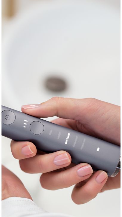 Handen die een Philips Sonicare DiamondClean Smart vasthouden
