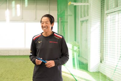 屋内トレーニング施設で日頃のコンディショニングとオーラルケアについて語る上野由岐子選手