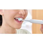 Zobu sukas uzgalis žilbinoši baltiem zobiem