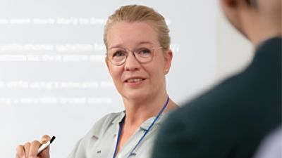 Vårdpersonal presenterar strategi för patientövervakning under styrningsmöte
