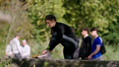 Vrouw die schoen in openlucht bindt