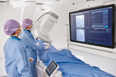 Profesionales de la salud utilizando el sistema Philips Azurion