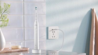 욕실 카운터 위에 세워진 Sonicare 3100 시리즈 전동칫솔