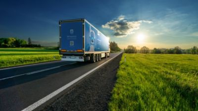 道路を走行するPhilips BlueSeal MRIシステム輸送車両