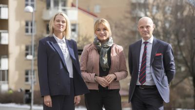 Anna-Carin Strandberg, Kristina Sparreljung och Morten Thorsrud står utomhus.