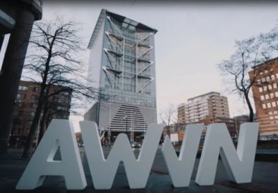 De moderne bouw met awnbrieven