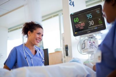 Verpleegkundige die de vitale functies van de patiënt bewaakt