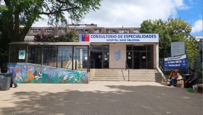 Exterior entrance of Hospital Base de Valdivia consultorio de especialidades in Chile