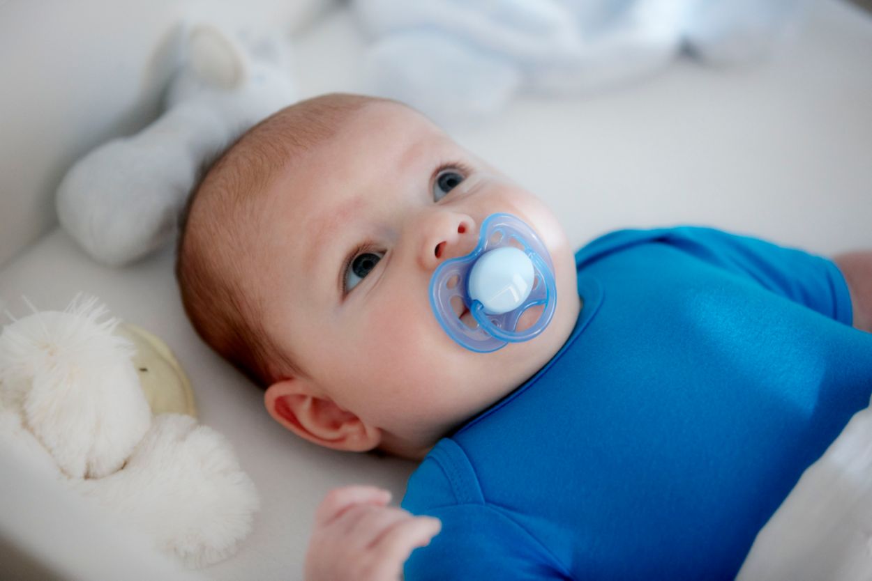 Можно новорожденному пустышку. Пустышка силиконовая анатомическая Philips Avent Freeflow scf178/25 0-6 м. Младенцы с сосками. Младенец с соской. Малыш с пустышкой.