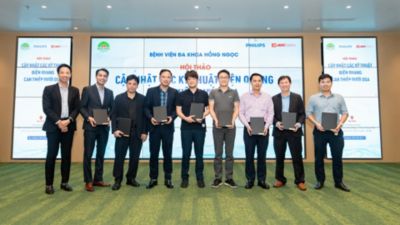 Các diễn giả và lãnh đạo Bệnh viện Hồng Ngọc chụp ảnh lưu niệm