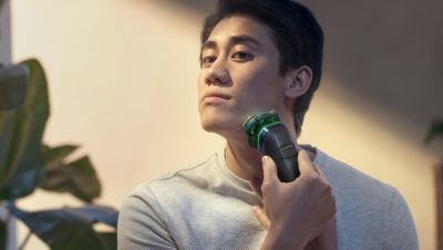 バスルームでフィリップスS9000で男性の髭剃り